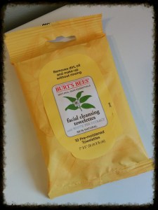 Removes dirt, oil and make-up without rinsing. Formulated with White Tea and Cucumber Extracts. Dermatologist-tested and ophthalmologist-tested. FSC Certified, natural fabric. | lookingjoligood.woordpress.com