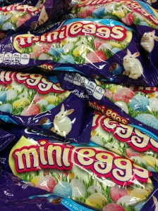 Cadbury Mini Eggs candies Cheesecake Dip | lookingjoligood.wordpress.com