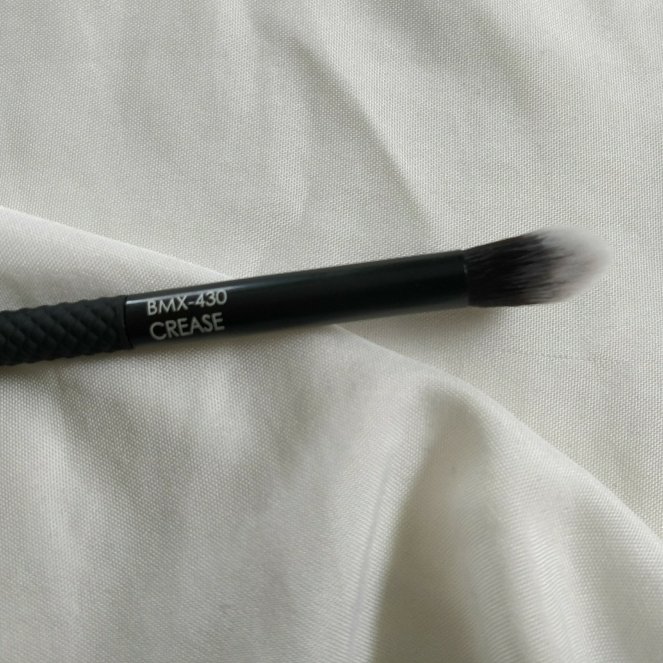 boxy charm moda crease brush | lookingjoligood.blog