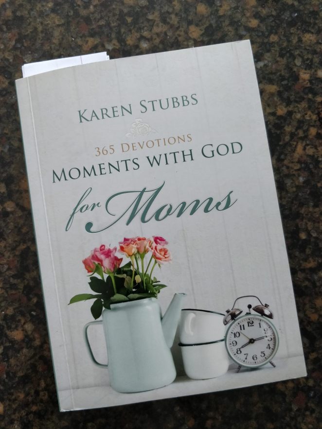 Moments With God for Mom's | lookingjoligood.blog